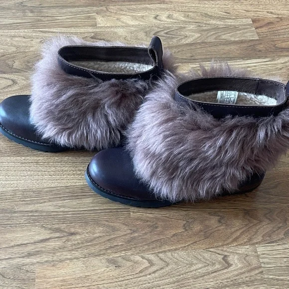 UGG Brown Boots with Faux Fur - Picture 1 of 11
